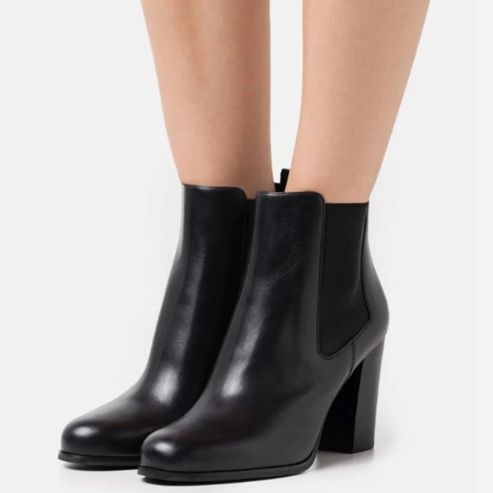 MICHAEL Michael KORS Black Leather Ankle Boots